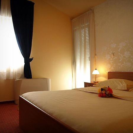 Hotel Neva Podstrana Rom bilde