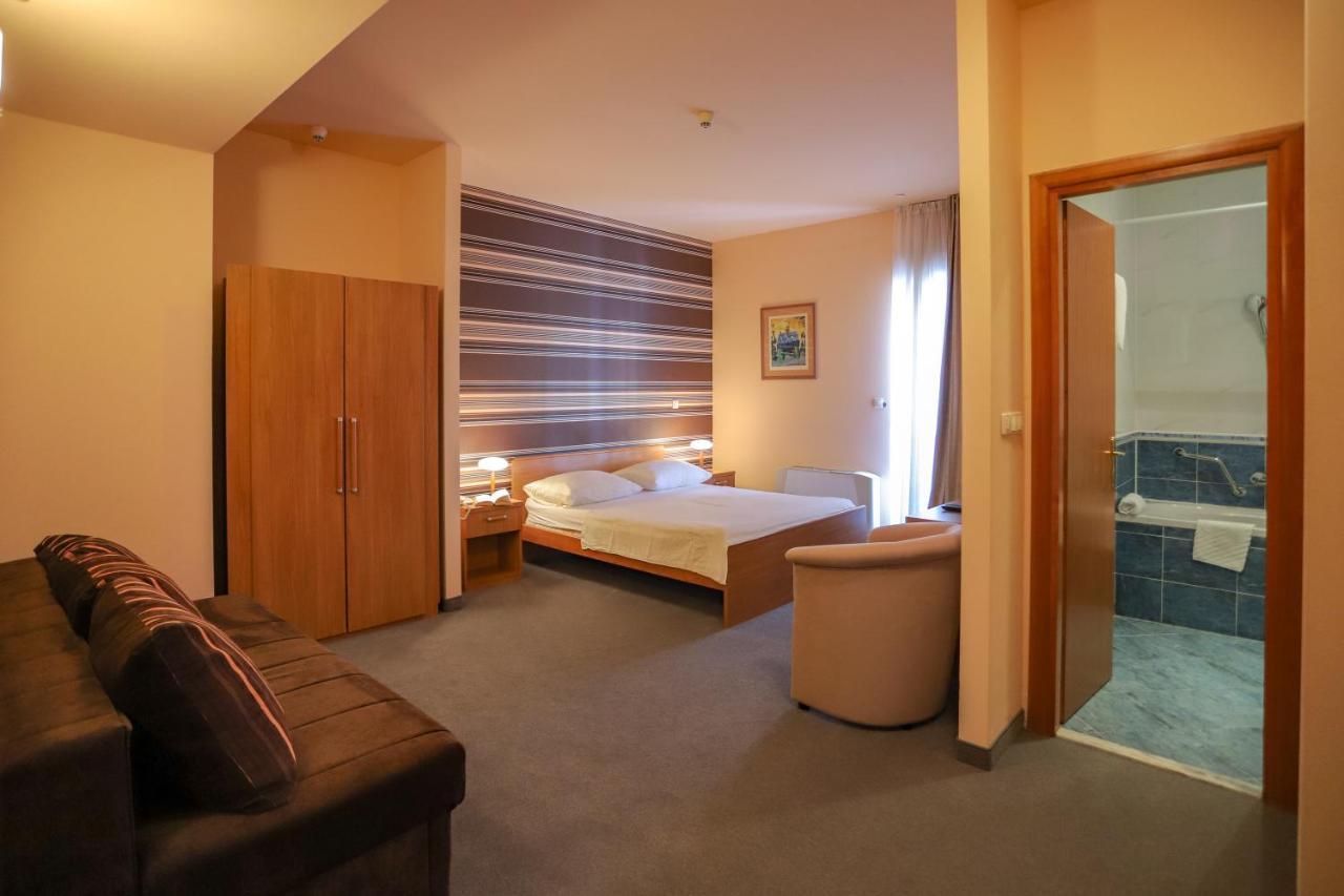 Hotel Neva Podstrana Eksteriør bilde