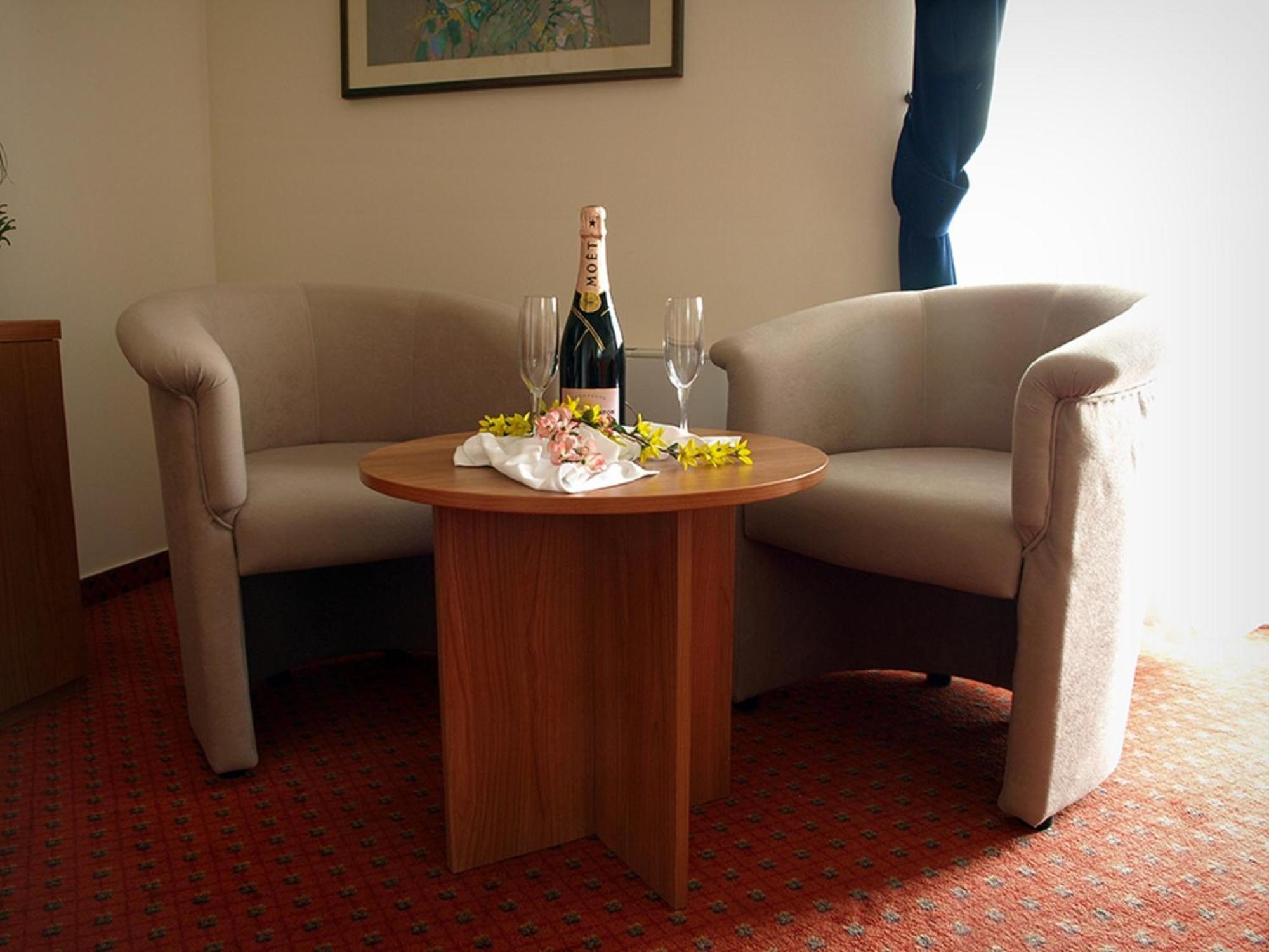 Hotel Neva Podstrana Rom bilde