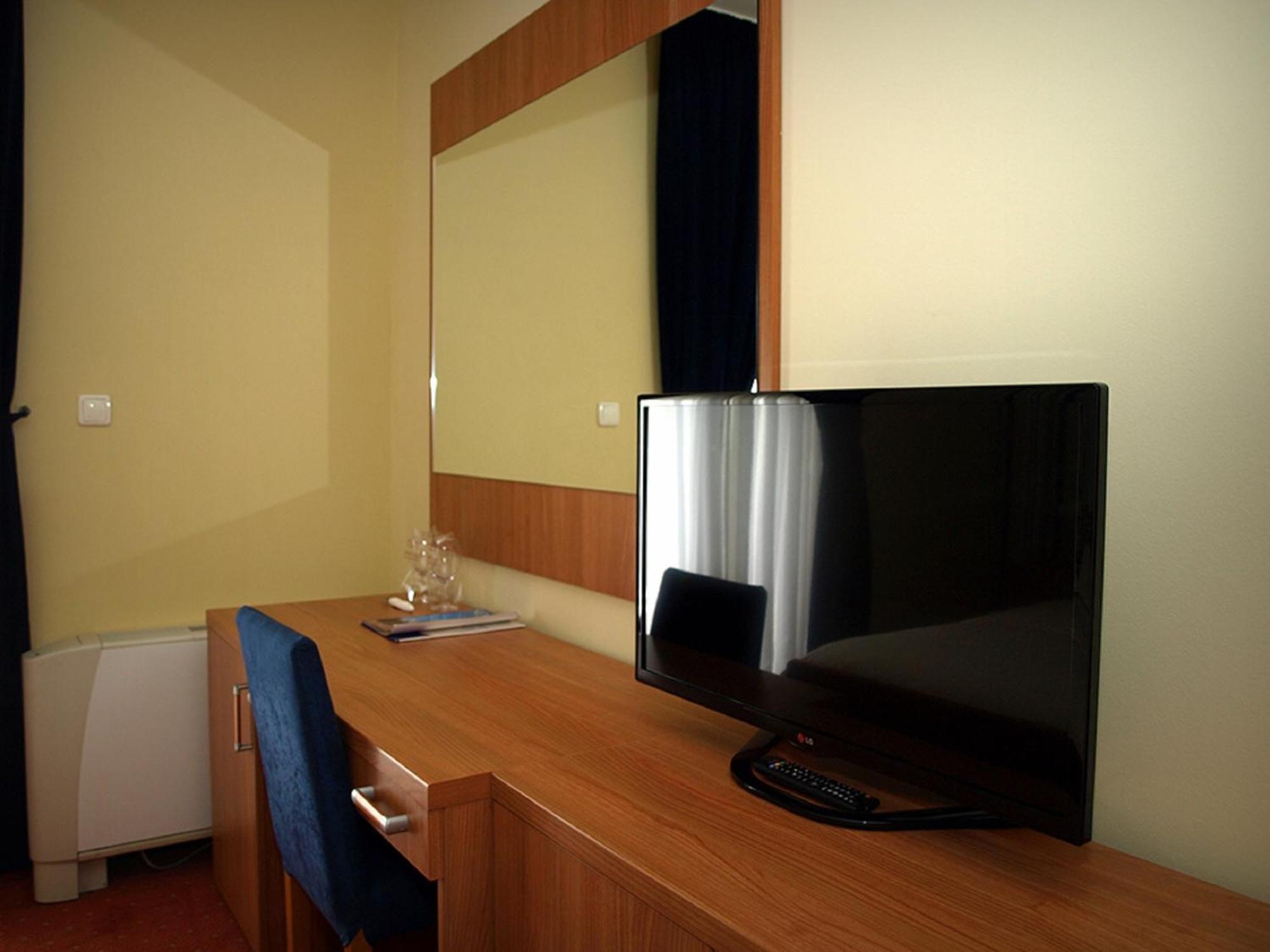 Hotel Neva Podstrana Rom bilde