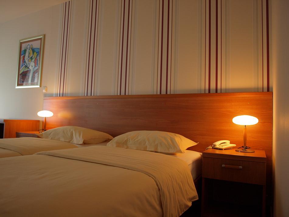 Hotel Neva Podstrana Rom bilde